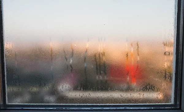Wilgotne słowo napisane na mokrym oknie. Wysoki poziom wilgotności apar — Zdjęcie stockowe