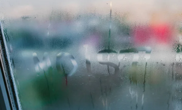 Parola umida scritta sulla finestra bagnata. Alto livello di umidità nell'apar — Foto Stock