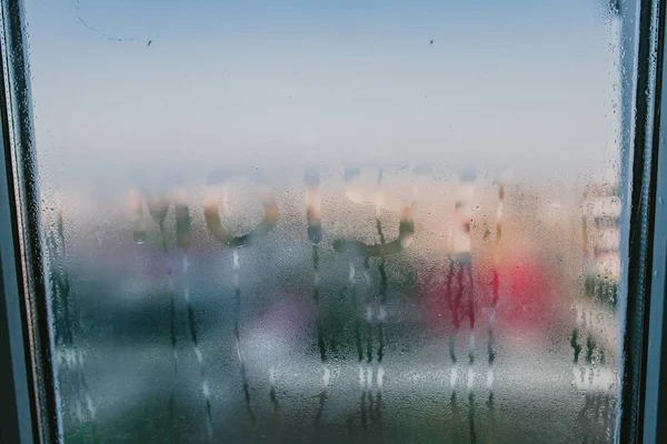 Feuchtes Wort auf feuchtem Fenster geschrieben. Hohe Feuchtigkeit im Apar — Stockfoto