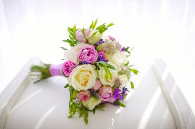 Yakın plan düğün çiçekleri taze kesilmiş güller ve diğer güzel çiçekler kompozisyonda.