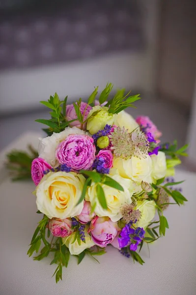 Svatební Kytice Čerstvě Nakrájených Růží Jiných Krásných Květin Složení — Stock fotografie