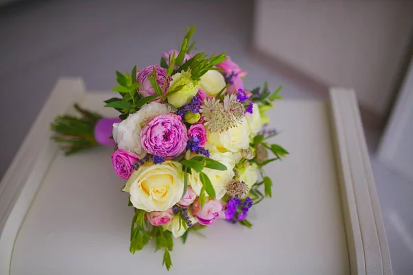 Närbild Visa Bröllop Bukett Med Blommor Från Nyskurna Rosor Och — Stockfoto
