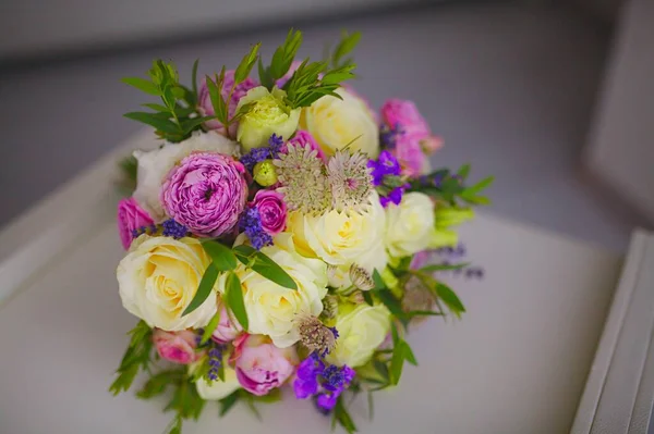 Bröllopsbukett Med Blommor Från Nyskurna Rosor Och Andra Vackra Blommor — Stockfoto