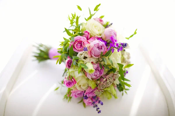 Närbild Gyllene Vigselringar Unga Och Färska Blommor Bukett Rosor Och — Stockfoto