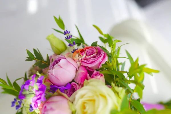 Närbild Gyllene Vigselringar Unga Och Färska Blommor Bukett Rosor Och — Stockfoto