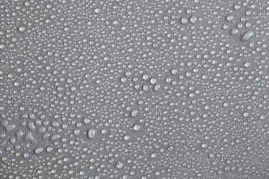 Çok fazla su damlası var. Soyut arkaplan dokusu. Sağlam bir zemin üzerinde şelaleler, temiz bir yüzey üzerinde kabarcıklar topluyor. Yağmur damlaları, bir dizi doğal fotoğraf.