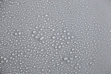 Çok fazla su damlası var. Soyut arkaplan dokusu. Sağlam bir zemin üzerinde şelaleler, temiz bir yüzey üzerinde kabarcıklar topluyor. Yağmur damlaları, bir dizi doğal fotoğraf.