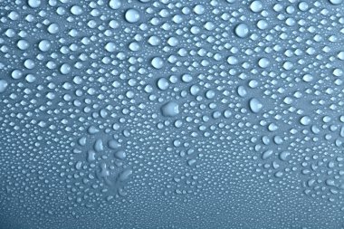 Çok fazla su damlası var. Soyut arkaplan dokusu. Sağlam bir zemin üzerinde şelaleler, temiz bir yüzey üzerinde kabarcıklar topluyor. Yağmur damlaları, bir dizi doğal fotoğraf.