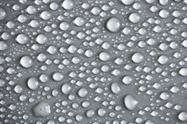 Arka planda su damlaları, üst manzara, yakın çekim, makro. Doğal su damlaları ve doğal ışık ile harika bir arka plan.