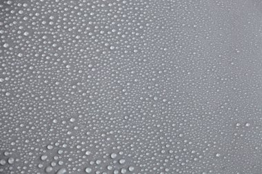 Arka planda su damlaları, üst manzara, yakın çekim, makro. Doğal su damlaları ve doğal ışık ile harika bir arka plan.