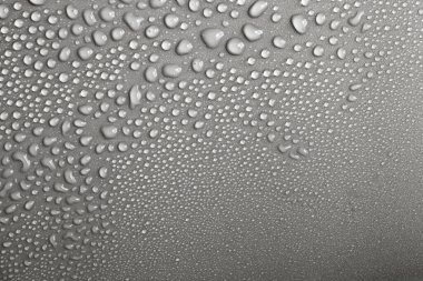 Arka planda su damlaları, üst manzara, yakın çekim, makro. Doğal su damlaları ve doğal ışık ile harika bir arka plan.