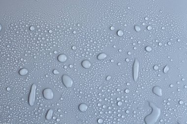 Arka planda su damlaları, üst manzara, yakın çekim, makro. Doğal su damlaları ve doğal ışık ile harika bir arka plan.
