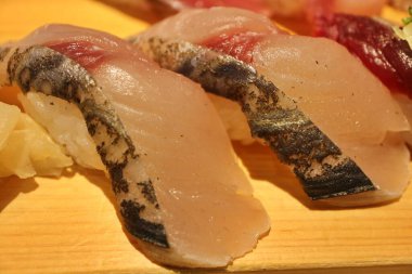 Japon mutfağı: sawara (Japon İspanyol uskumrusu) nigiri-zushi Numazu, Shizuoka, Japonya