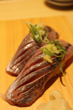 Japon mutfağı: aji (Japon uskumrusu) nigiri-zushi Numazu, Shizuoka, Japonya