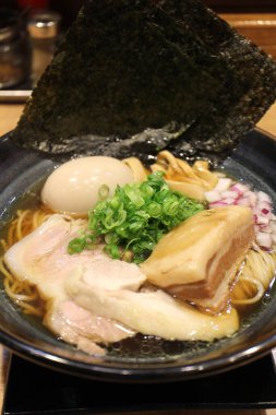 Numazu, Shizuoka, Japonya 'da kakuni (Japon usulü domuz eti) ile Shoyu rameni