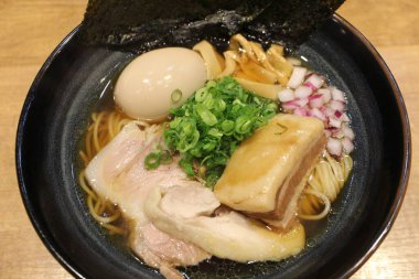 Numazu, Shizuoka, Japonya 'da kakuni (Japon usulü domuz eti) ile Shoyu rameni