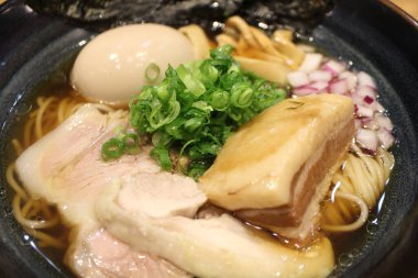 Numazu, Shizuoka, Japonya 'da kakuni (Japon usulü domuz eti) ile Shoyu rameni