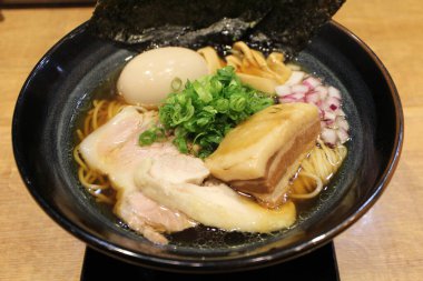 Numazu, Shizuoka, Japonya 'da kakuni (Japon usulü domuz eti) ile Shoyu rameni