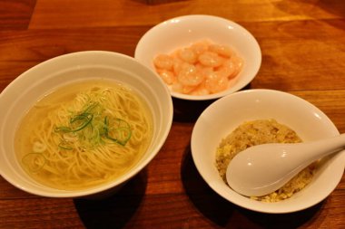 Shio ramen ve chahan (kızarmış pirinç) Numazu, Shizuoka, Japonya 'da yemek hazırlıyorlar.