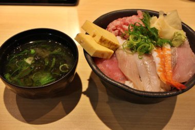 Japon mutfağı: Numazu, Shizuoka, Japonya 'da deniz ürünleri pirinç kasesi