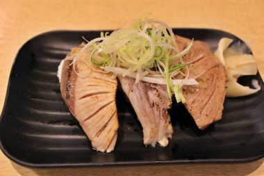Japon mutfağı: Numazu, Shizuoka, Japonya 'da ızgara nigiri-zushi.