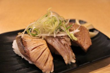Japon mutfağı: Numazu, Shizuoka, Japonya 'da ızgara nigiri-zushi.