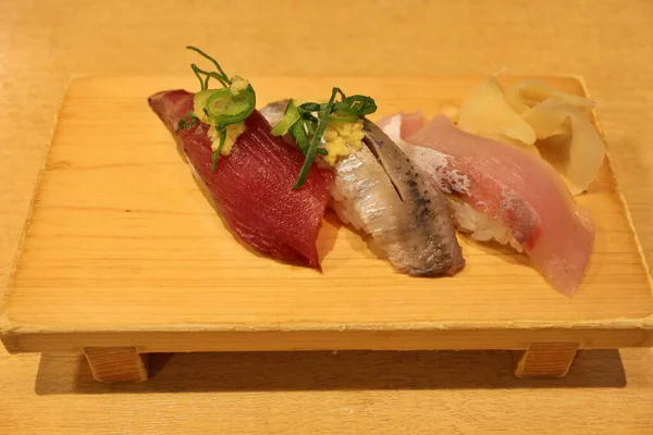 Japon mutfağı: Numazu, Shizuoka, Japonya 'da çeşitli nigiri-zushi (katsuo, iwashi ve buri)