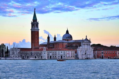 İtalya Venedik 'te San Giorgio Maggiore' un alacakaranlık manzarası