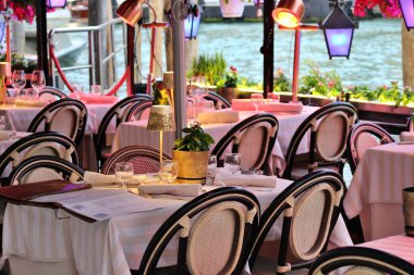 İtalya, Venedik 'teki Büyük Kanal boyunca restoran masalarının alacakaranlık manzarası