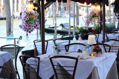 İtalya, Venedik 'teki Büyük Kanal boyunca restoran masalarının alacakaranlık manzarası