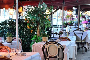 İtalya, Venedik 'teki Büyük Kanal boyunca restoran masalarının alacakaranlık manzarası