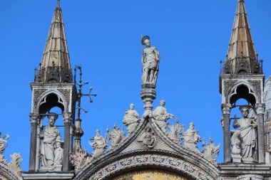 İtalya, Venedik 'teki Aziz Mark Bazilikası' nın ön heykelleri.