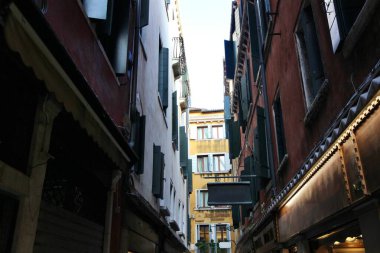 İtalya, Venedik 'in San Marco bölgesinde bir alışveriş caddesi.