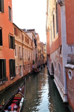 İtalya 'nın Venedik bölgesindeki San Marco kanalından çok sayıda gondol geçiyor.