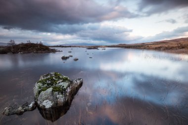 Loch no-Achlaise, İskoçya Highlands adlı bir su yansımalar