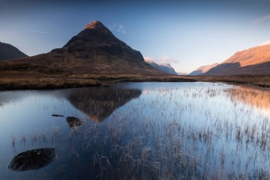 Ballachulish, Glencoe, İskoçya yakınındaki su yansıtan dağ