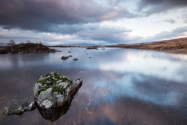 Reflexiones Agua Lago Nah Achlaise Highlands Escocés —  Fotos de Stock