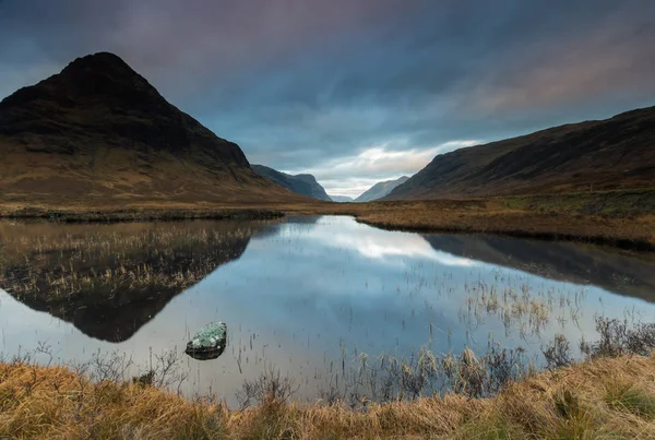 Montaña Reflejándose Agua Cerca Ballachulish Glencoe Escocia —  Fotos de Stock