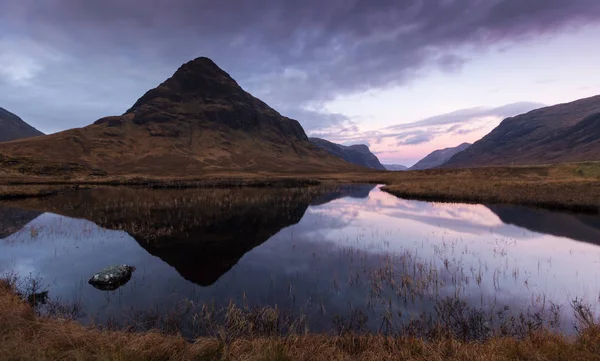 Montaña Reflejándose Agua Cerca Ballachulish Glencoe Escocia —  Fotos de Stock