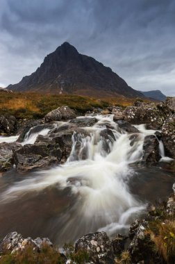 Ballachulish, İskoçya Highlands, yakınındaki nehirde bir Dağı