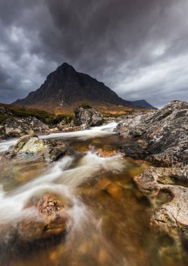 Ballachulish, İskoçya Highlands, yakınındaki nehirde bir Dağı