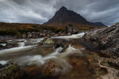 Ballachulish, İskoçya Highlands, yakınındaki nehirde bir Dağı