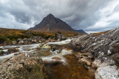 Ballachulish, Glencoe, İskoçya yakınındaki nehirde şelaleler