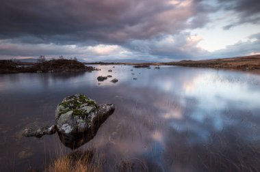 Loch no-Achlaise, İskoçya Highlands adlı bir su yansımalar