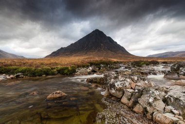 Ballachulish, İskoçya yakınlarında nehir şelale