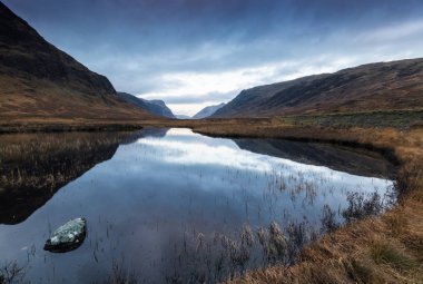 Ballachulish, Glencoe, İskoçya yakınındaki su yansıtan dağ