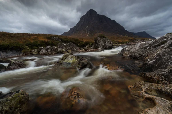 苏格兰高地巴拉丘利什附近的河流 位于山脚下 — 图库照片