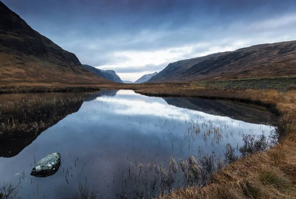Горное Отражение Воде Вблизи Баллачулиш Гленко Шотландия — стоковое фото