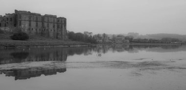 Carew Castle & Mill üzerinde bir puslu sabah