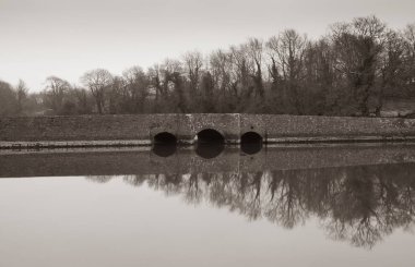 Carew Kalesi 'nde su üzerinden köprü